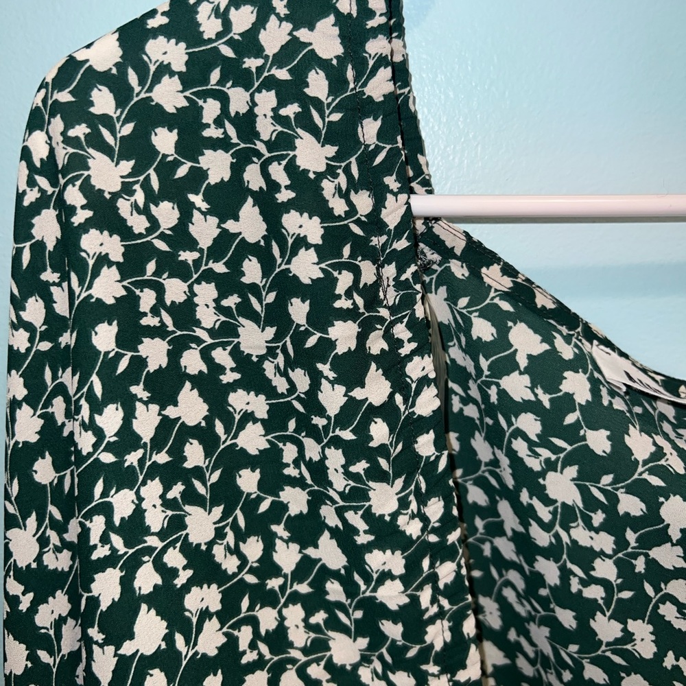 Flowy Floral Top - Picture 3 of 4